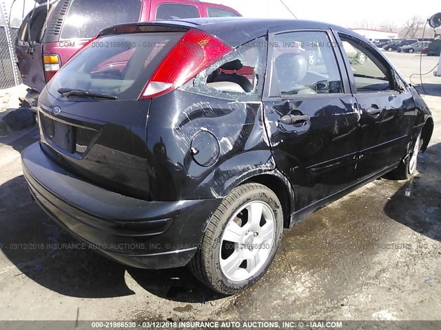 3FAFP37393R177051 - 2003 FORD FOCUS ZX5 BLACK photo 4