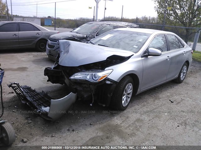 4T4BF1FK6FR470557 - 2015 TOYOTA CAMRY LE/XLE/SE/XSE SILVER photo 2