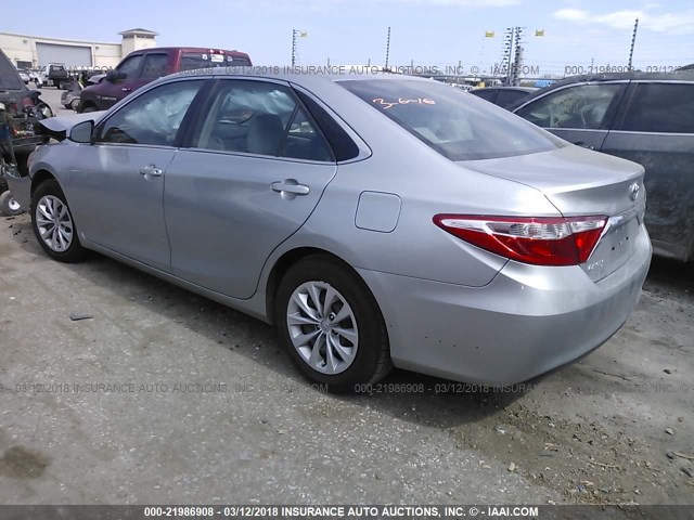 4T4BF1FK6FR470557 - 2015 TOYOTA CAMRY LE/XLE/SE/XSE SILVER photo 3