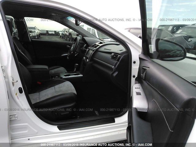4T1BF1FK6EU803090 - 2014 TOYOTA CAMRY L/SE/LE/XLE 白色 照片 5
