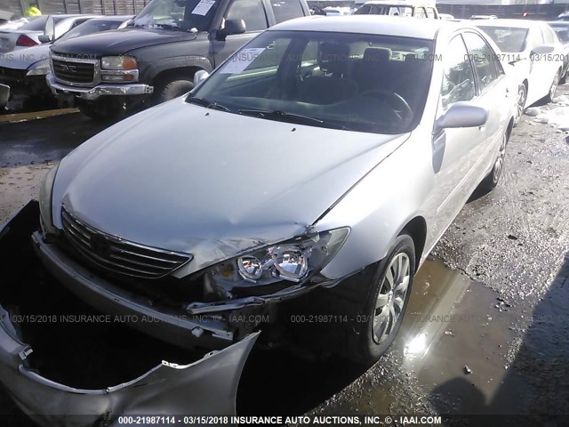 4T1BE32K65U637688 - 2005 TOYOTA CAMRY LE/XLE/SE 银色 照片 2