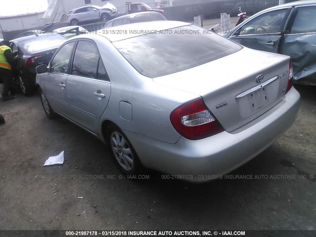 4T1BF30K62U001154 - 2002 TOYOTA CAMRY LE/XLE/SE SILVER photo 3
