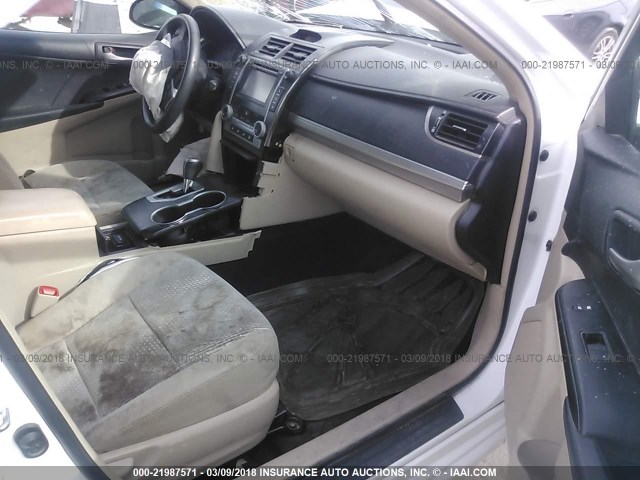 4T1BF1FK6CU526647 - 2012 TOYOTA CAMRY SE/LE/XLE Ақ фото 5