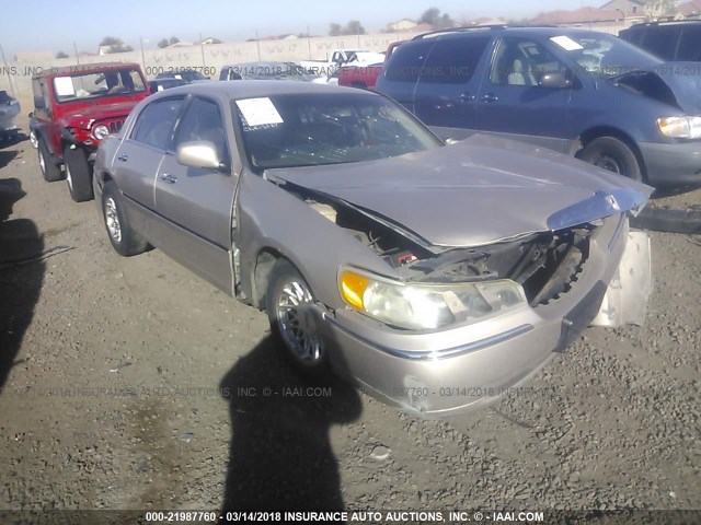 1LNFM82W4WY666119 - 1998 LINCOLN TOWN CAR SIGNATURE TAN photo 1