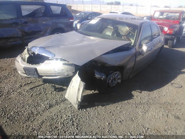 1LNFM82W4WY666119 - 1998 LINCOLN TOWN CAR SIGNATURE TAN photo 2