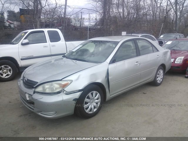 JTDBE32K520074267 - 2002 TOYOTA CAMRY LE/XLE/SE ვერცხლისფერი ფოტო 2
