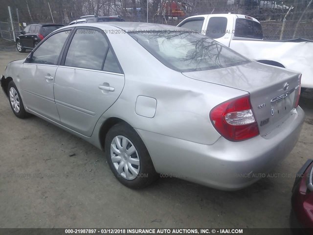 JTDBE32K520074267 - 2002 TOYOTA CAMRY LE/XLE/SE ვერცხლისფერი ფოტო 3