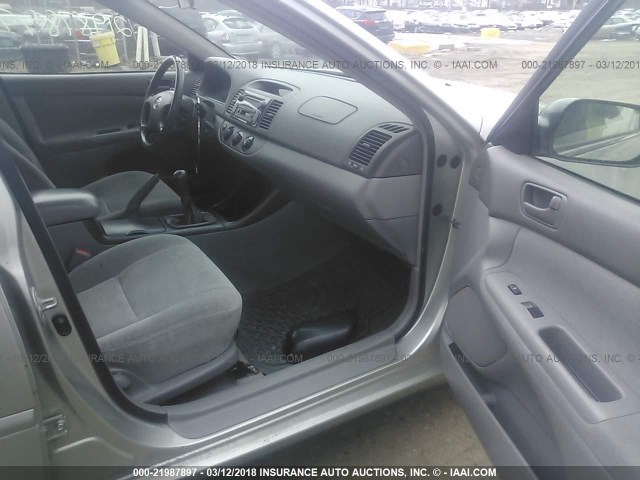 JTDBE32K520074267 - 2002 TOYOTA CAMRY LE/XLE/SE ვერცხლისფერი ფოტო 5