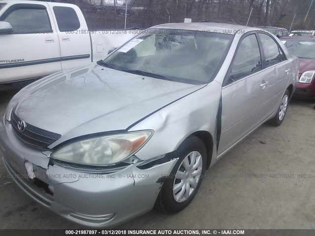JTDBE32K520074267 - 2002 TOYOTA CAMRY LE/XLE/SE ვერცხლისფერი ფოტო 6