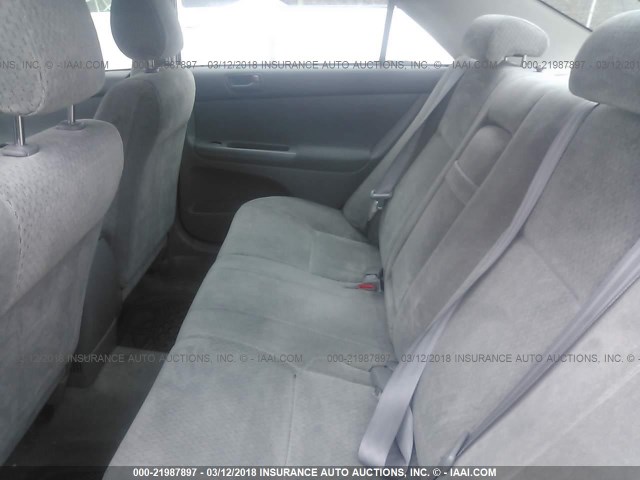 JTDBE32K520074267 - 2002 TOYOTA CAMRY LE/XLE/SE ვერცხლისფერი ფოტო 8