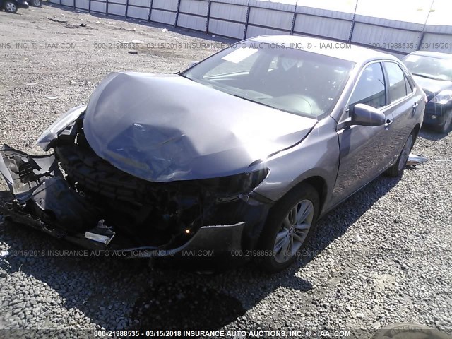 4T1BF1FK0FU024950 - 2015 TOYOTA CAMRY LE/XLE/SE/XSE ნაცრისფერი ფოტო 2