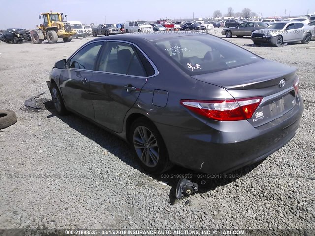 4T1BF1FK0FU024950 - 2015 TOYOTA CAMRY LE/XLE/SE/XSE GRAY photo 3