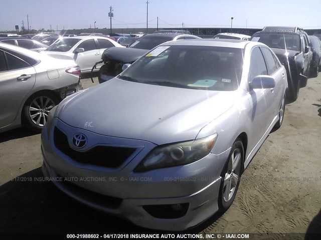 4T1BF3EK2BU196808 - 2011 TOYOTA CAMRY SE/LE/XLE SILVER photo 2