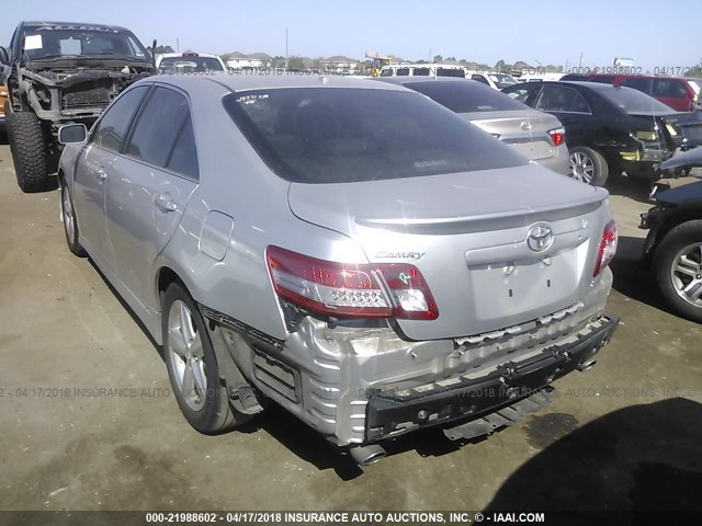 4T1BF3EK2BU196808 - 2011 TOYOTA CAMRY SE/LE/XLE SILVER photo 3