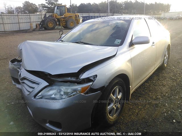 4T1BF3EK2AU005628 - 2010 TOYOTA CAMRY SE/LE/XLE SILVER photo 2