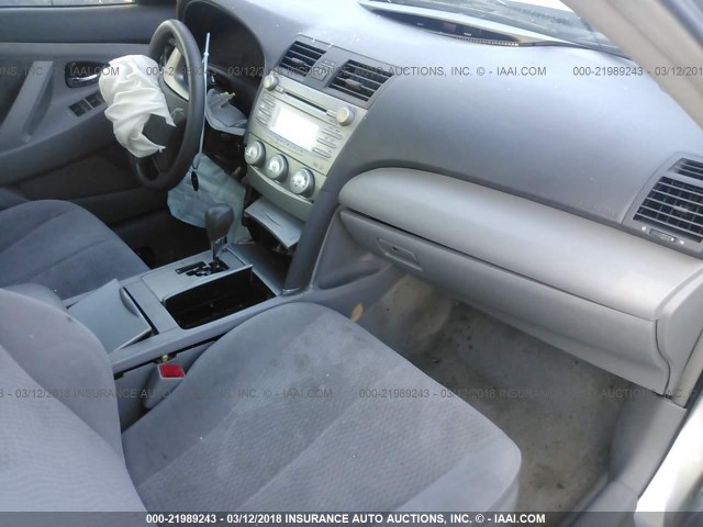 4T1BF3EK2AU005628 - 2010 TOYOTA CAMRY SE/LE/XLE SILVER photo 5
