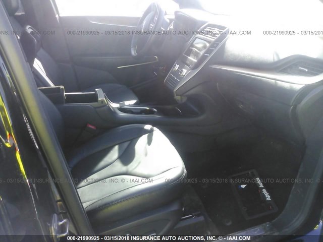 5LMTJ3DH3HUL28943 - 2017 LINCOLN MKC RESERVE Negro foto 5