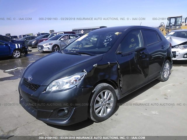 2T1KU4EE9AC296913 - 2010 TOYOTA COROLLA MATRIX  GRAY photo 2