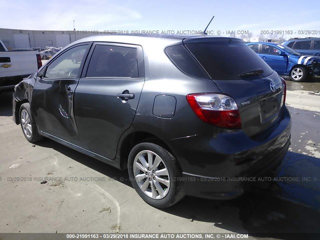 2T1KU4EE9AC296913 - 2010 TOYOTA COROLLA MATRIX  GRAY photo 3