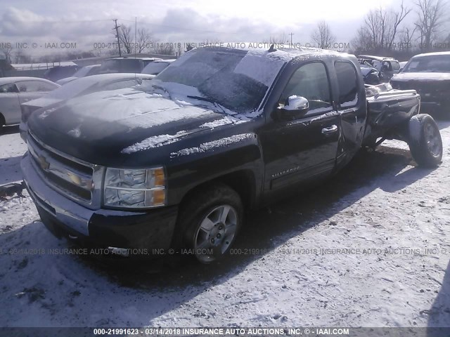 1GCRKSE3XBZ341016 - 2011 CHEVROLET SILVERADO K1500 LT GRAY photo 2