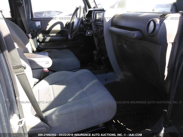 1J8GA59137L157933 - 2007 JEEP WRANGLER SAHARA GRAY photo 5