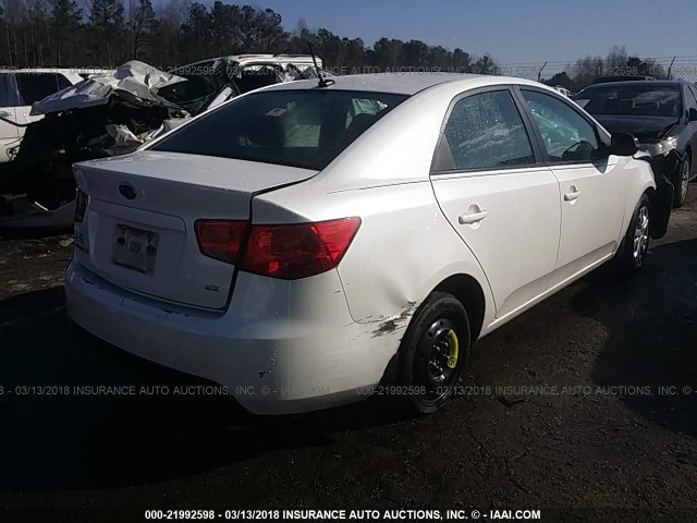 KNAFU4A28D5737359 - 2013 KIA FORTE EX WHITE photo 4