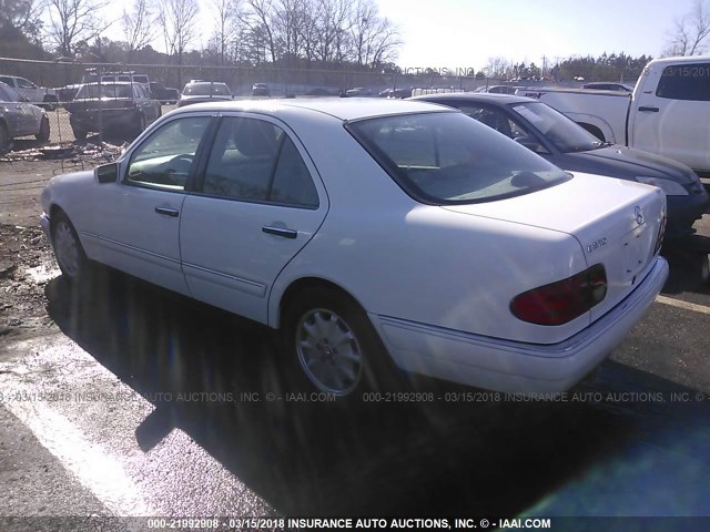WDBJF65F5WA664704 - 1998 MERCEDES-BENZ E 320 WHITE photo 3