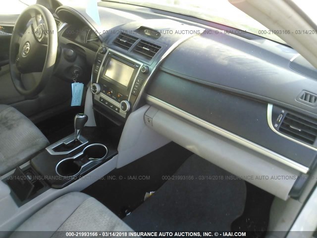 4T1BF1FK8CU551436 - 2012 TOYOTA CAMRY SE/LE/XLE Белый фото 5