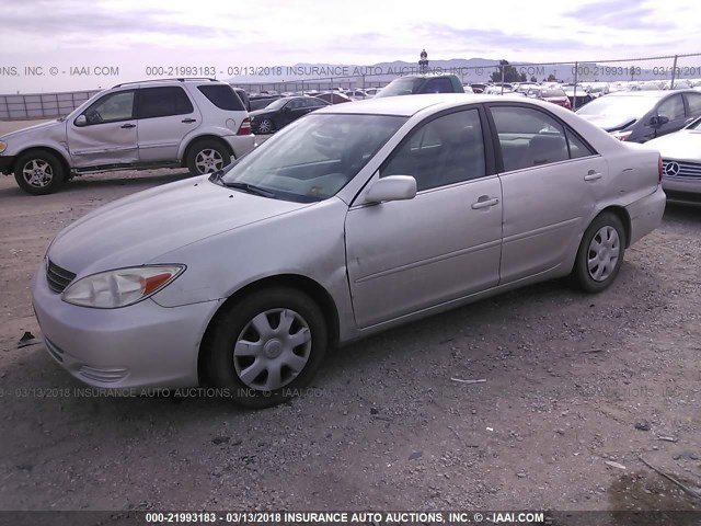 4T1BE32K52U082650 - 2002 TOYOTA CAMRY LE/XLE/SE SILVER photo 2