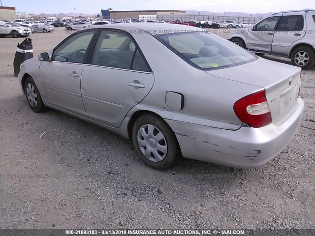 4T1BE32K52U082650 - 2002 TOYOTA CAMRY LE/XLE/SE SILVER photo 3