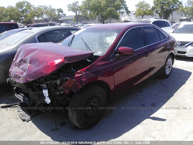 4T1BF1FK1FU892715 - 2015 TOYOTA CAMRY LE/XLE/SE/XSE Rot Foto 2