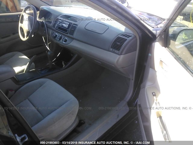 4T1BE32K32U011155 - 2002 TOYOTA CAMRY LE/XLE/SE BLACK photo 5