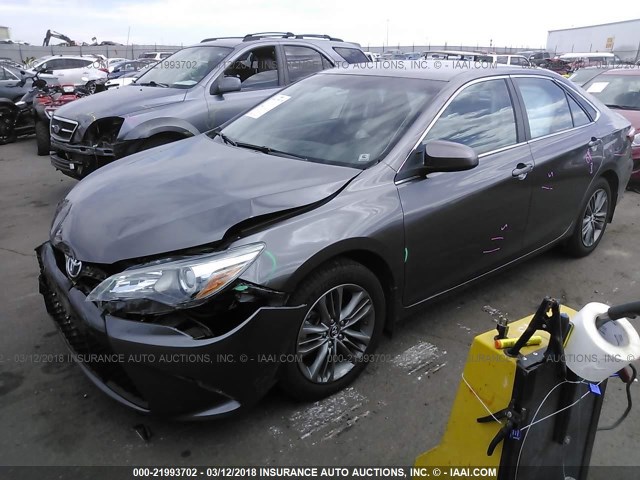 4T1BF1FK6FU490303 - 2015 TOYOTA CAMRY LE/XLE/SE/XSE შავი ფოტო 2