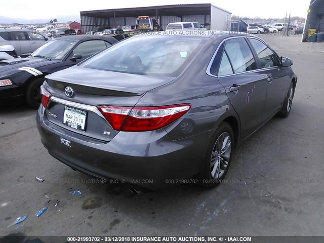 4T1BF1FK6FU490303 - 2015 TOYOTA CAMRY LE/XLE/SE/XSE შავი ფოტო 4