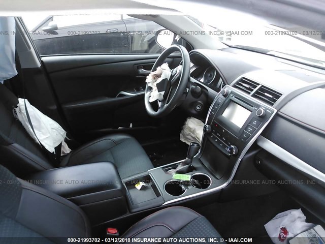 4T1BF1FK6FU490303 - 2015 TOYOTA CAMRY LE/XLE/SE/XSE შავი ფოტო 5