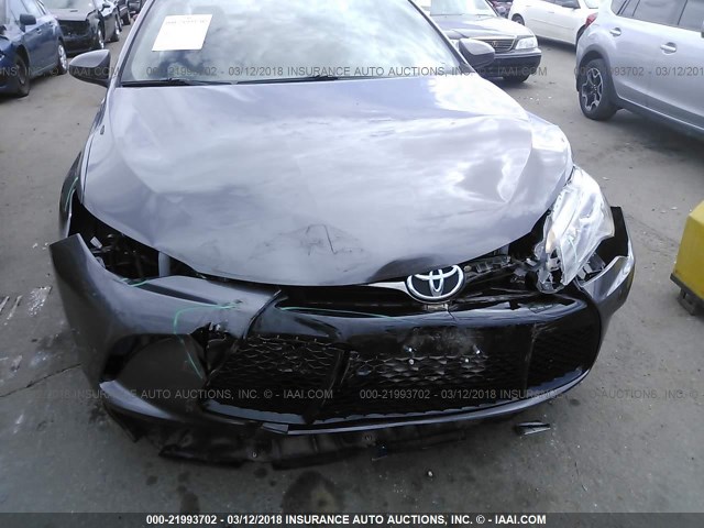 4T1BF1FK6FU490303 - 2015 TOYOTA CAMRY LE/XLE/SE/XSE შავი ფოტო 6
