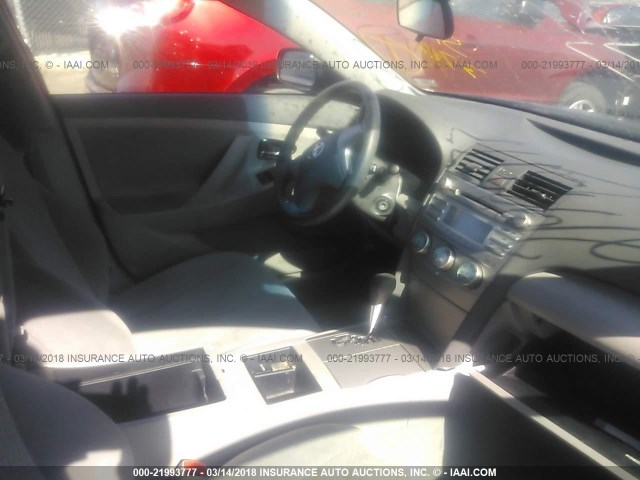 4T4BE46K48R045961 - 2008 TOYOTA CAMRY CE/LE/XLE/SE GRAY photo 5