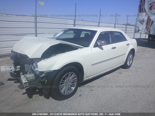 2C3CA5CV5AH307177 - 2010 CHRYSLER 300 TOURING WHITE photo 2