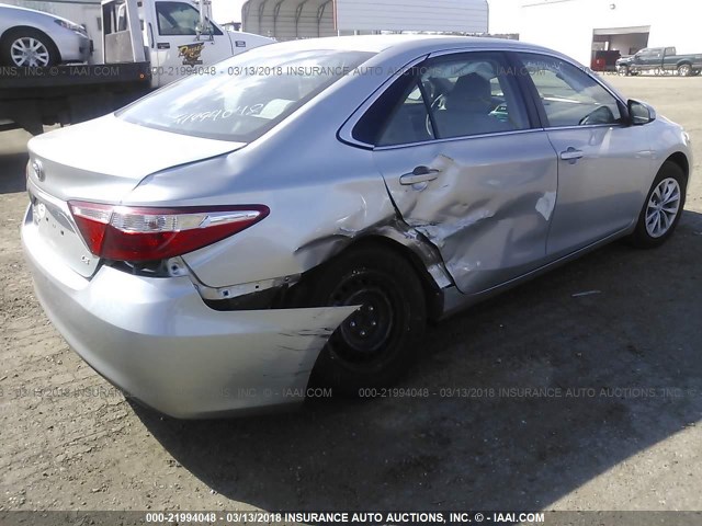 4T1BF1FK5HU296977 - 2017 TOYOTA CAMRY LE/XLE/SE/XSE SILVER photo 4