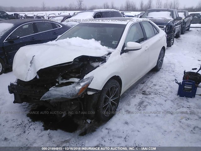 4T1BF1FK0GU522339 - 2016 TOYOTA CAMRY LE/XLE/SE/XSE WHITE photo 2
