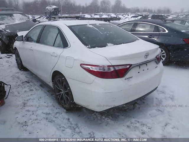 4T1BF1FK0GU522339 - 2016 TOYOTA CAMRY LE/XLE/SE/XSE WHITE photo 3