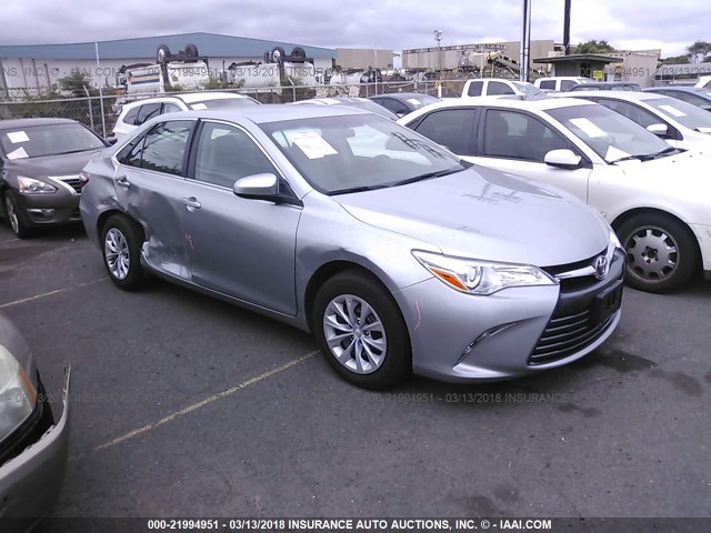 4T1BF1FK4FU884799 - 2015 TOYOTA CAMRY LE/XLE/SE/XSE SILVER photo 1