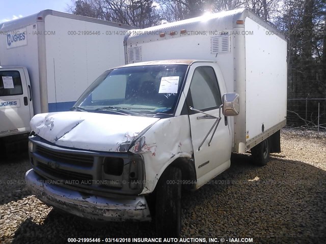 1GBHG31R921202219 - 2002 CHEVROLET EXPRESS G3500  WHITE photo 2