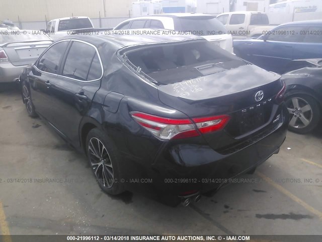 4T1B21HK9JU003404 - 2018 TOYOTA CAMRY HYBRID/LE/XLE/SE BLACK photo 3