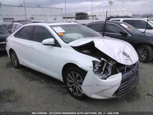 4T1BF1FK7FU946907 - 2015 TOYOTA CAMRY LE/XLE/SE/XSE Weiß Foto 1