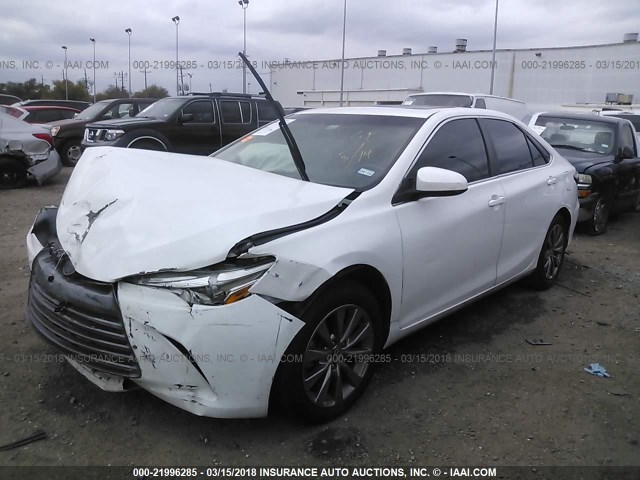4T1BF1FK7FU946907 - 2015 TOYOTA CAMRY LE/XLE/SE/XSE Weiß Foto 2