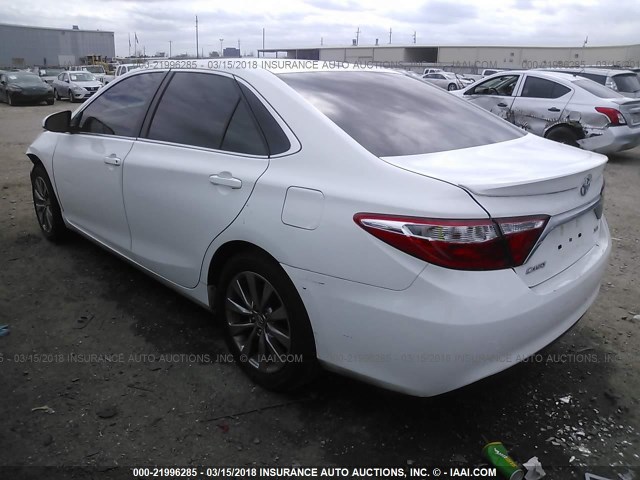 4T1BF1FK7FU946907 - 2015 TOYOTA CAMRY LE/XLE/SE/XSE Weiß Foto 3