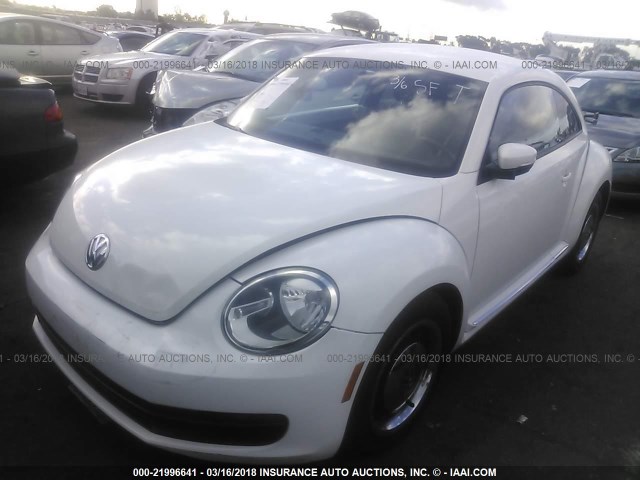 3VWJX7AT1CM618234 - 2012 VOLKSWAGEN BEETLE WHITE photo 2