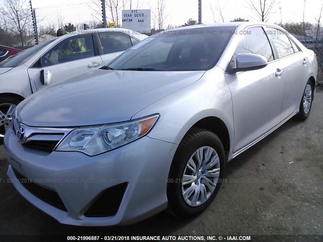 4T4BF1FK8DR318213 - 2013 TOYOTA CAMRY L/SE/LE/XLE SILVER photo 2