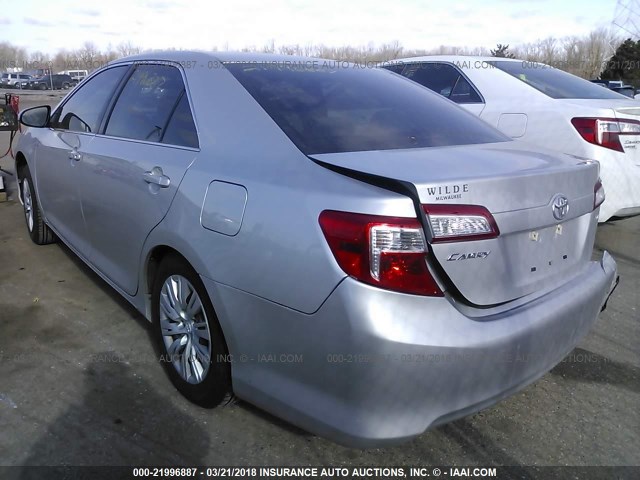 4T4BF1FK8DR318213 - 2013 TOYOTA CAMRY L/SE/LE/XLE SILVER photo 3